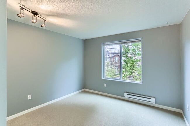 Building Photo - 14700 SW Sandhill Loop