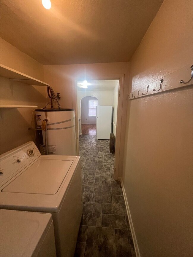 Building Photo - DwyW