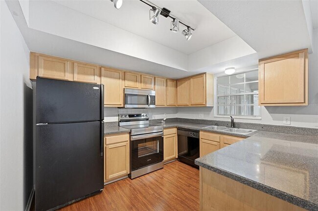 Building Photo - 10315 Carrollwood Ln