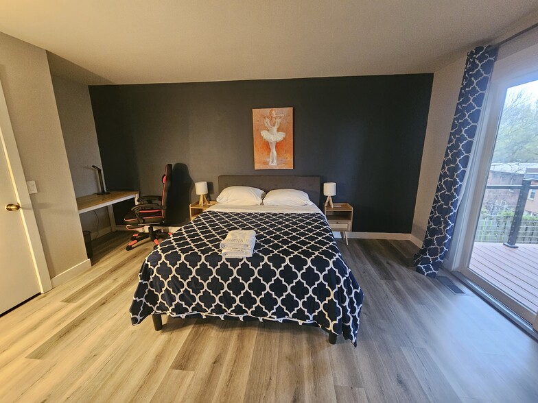 queen size bed - 4654 Charleston Ter NW
