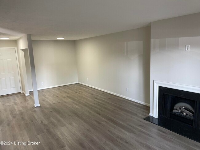 Building Photo - 1002 La Fontenay Ct