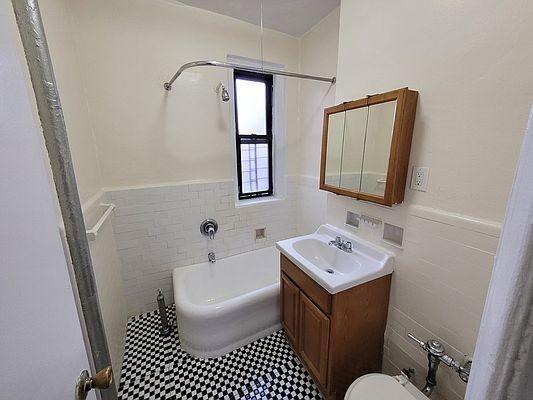 Building Photo - 2 bedroom in BRONX NY 10458