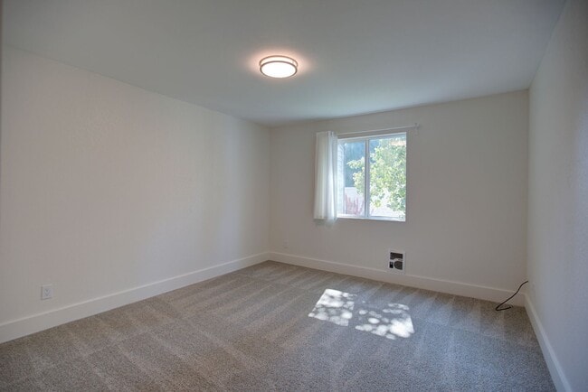 Building Photo - Large 2bd, 2ba Condo Available w/ Private ...