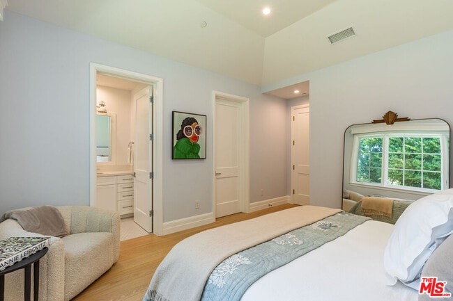 Building Photo - 6671 Dume Dr