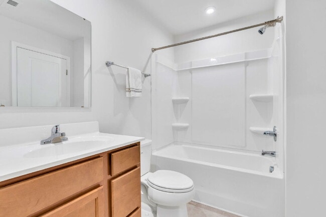 Building Photo - Modern 3BR, 2.5BA Townhouse in Walnut Hill Townes