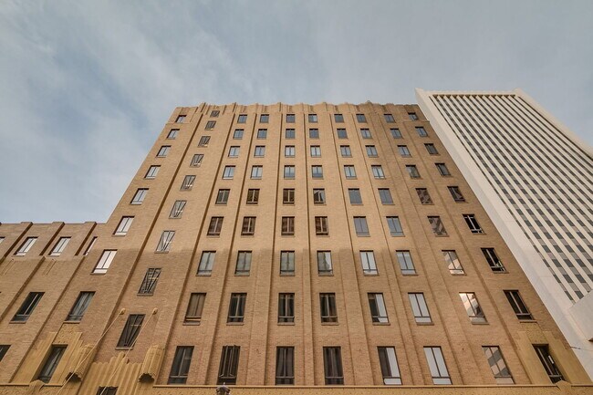 Building Photo - 114 W Adams St