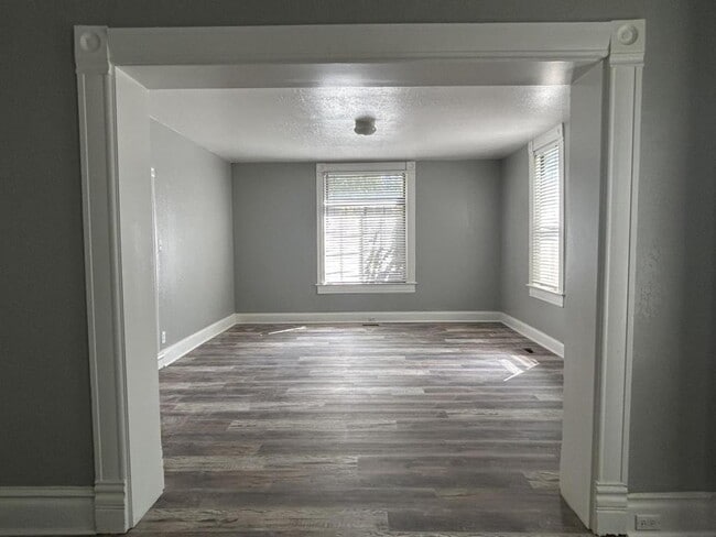 Building Photo - 550 W 400 N