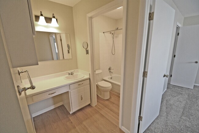 Building Photo - Town Home