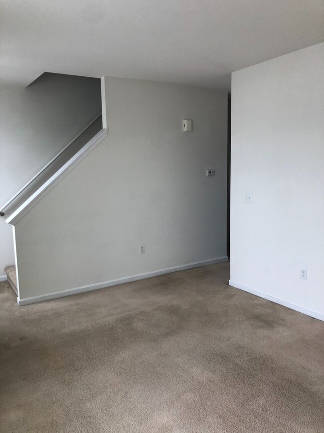 Building Photo - 3 bedrooms 2.5 bath Townhome - Spring Grov...