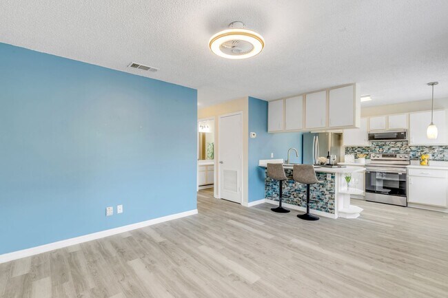 Building Photo - Spacious, sleek & central: 2Bedroom/2Bath condo in Daytona Beach!