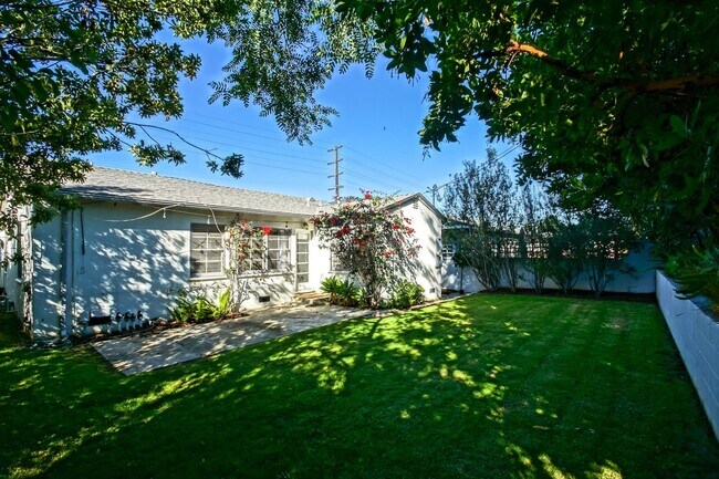 Building Photo - CHARMING, BRIGHT & AIRY HOLLYGLEN HOME W/ BEAUTIFULLY LANDSCAPED FRONT & REAR YARDS W/ PATIO BLOC...