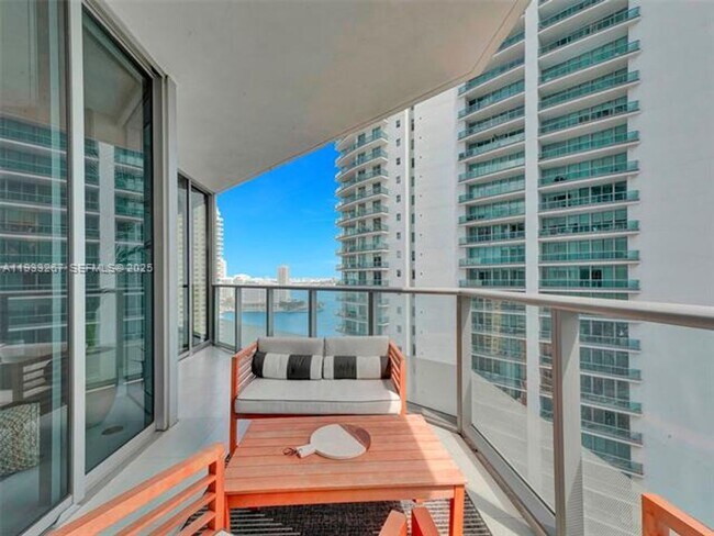 Building Photo - 1300 Brickell Bay Dr