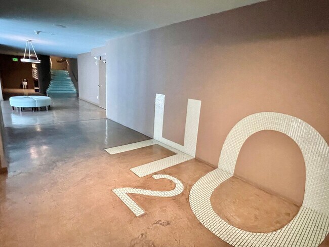Building Photo - 1,600 sqft 2-Level SOMA 1BD+2 Bonus Rooms+ 1.5BA Loft! 2 Car Pkg! Laundry! Balcony! -PROGRESSIVE