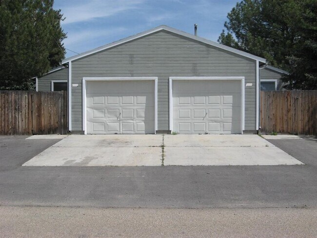Building Photo - Duplex In Quiet Neighborhood