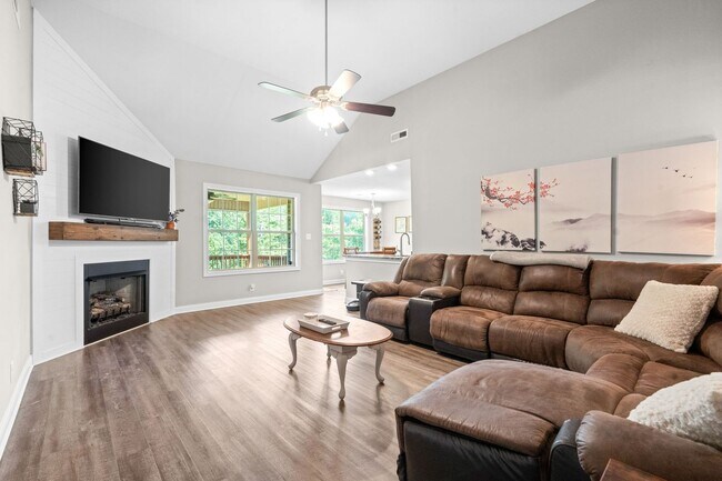 Building Photo - 3 Bed 2 Bath Home For Rent Near Downtown C...