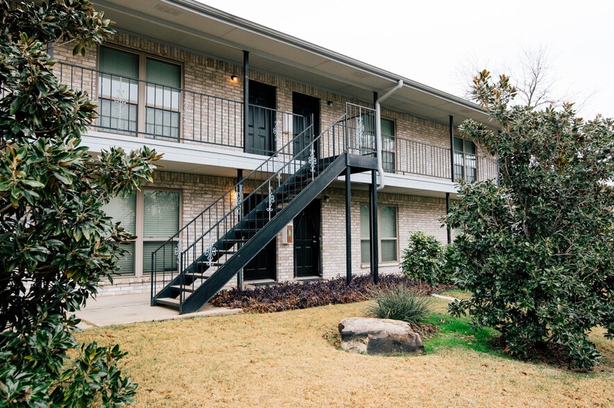 Building Photo - Bernard Street Apts