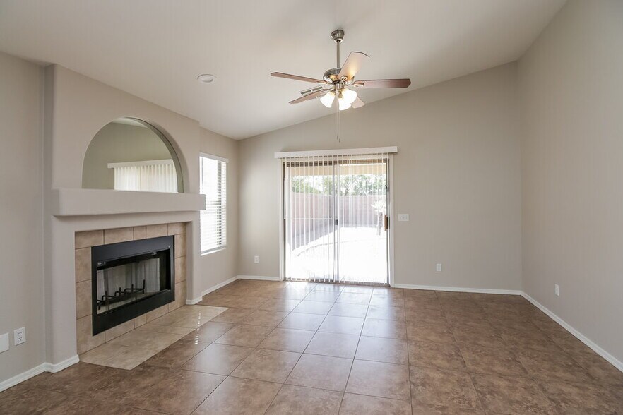 Building Photo - 1033 E Yuma Ave