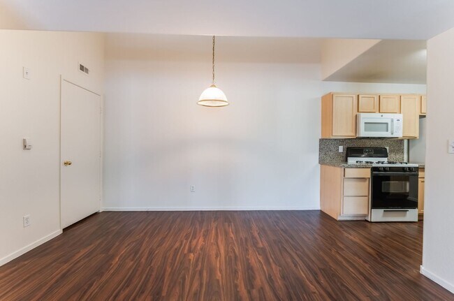 Building Photo - Gorgeous 3 Bedroom Seven Hills Condo For L...