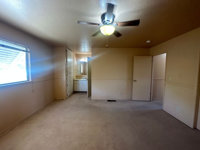 Building Photo - 560 Clover Dr