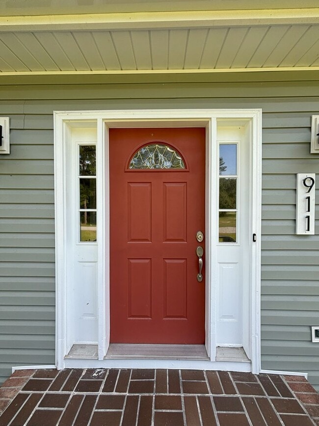 Building Photo - Pretty on Pine Valley