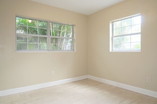 Building Photo - 1/2 OFF 3 Bedroom, 1 Bathroom Home for Ren...