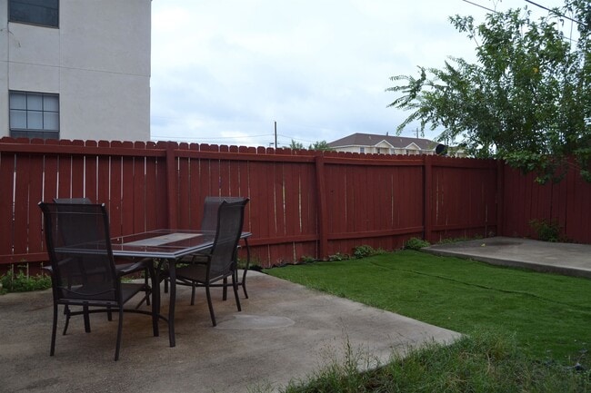 Building Photo - 109 Ramon Cardenas Dr