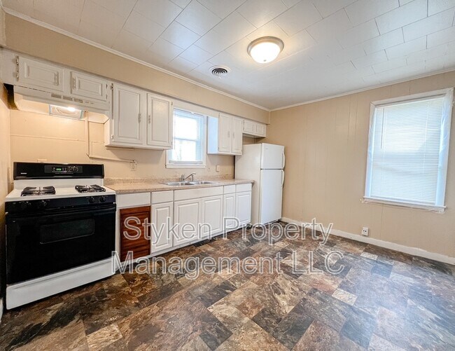 Building Photo - 247 S 5th Ave