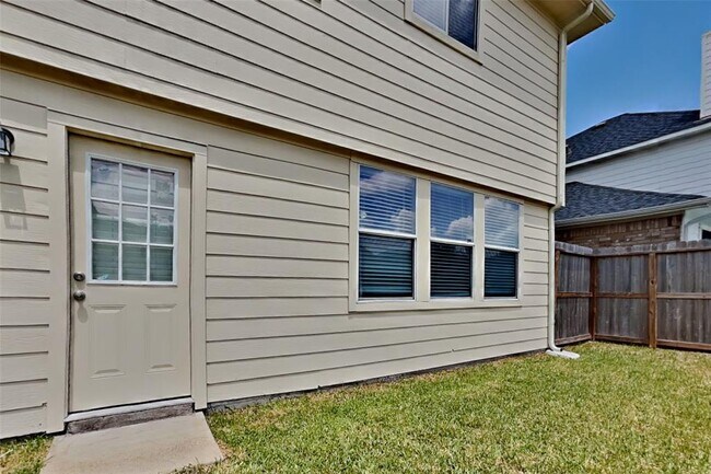 Building Photo - 21015 Kirkland Woods Dr