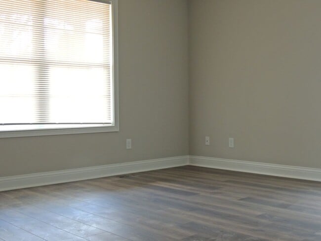 Building Photo - NOW AVAILABLE-  Charming Home in Maryville City!