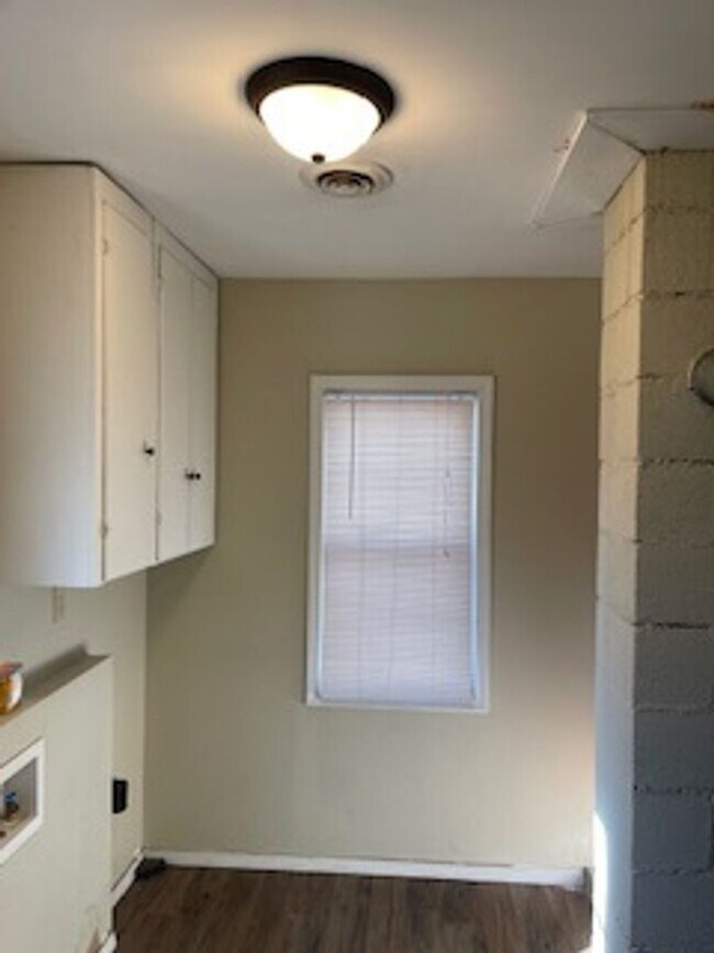Building Photo - Great Springfield Location! 2 Bed / 1 Bath