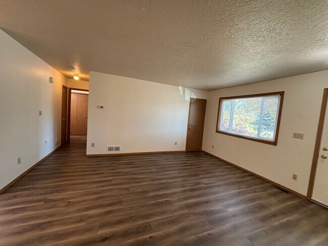 Building Photo - 727 Hendrickson Dr