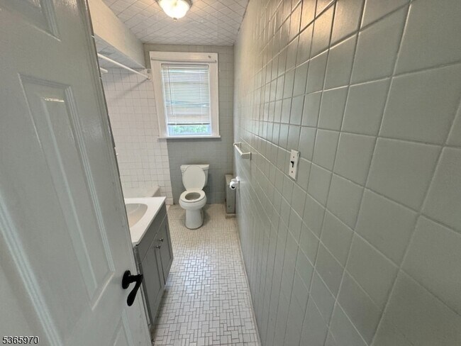 Building Photo - 156 Brown Ave