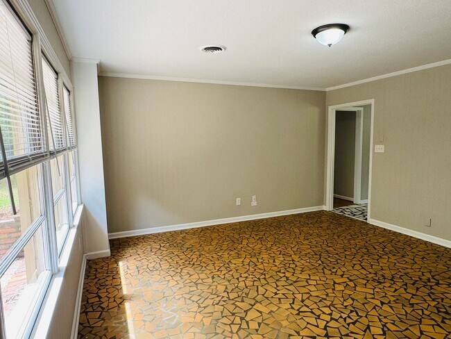 Building Photo - Freshly Renovated 4-Bedroom Retreat!