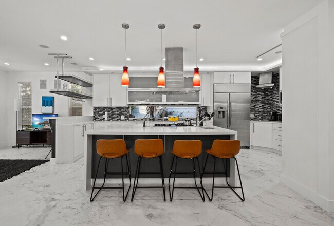 Building Photo - 355 S Sycamore Ave