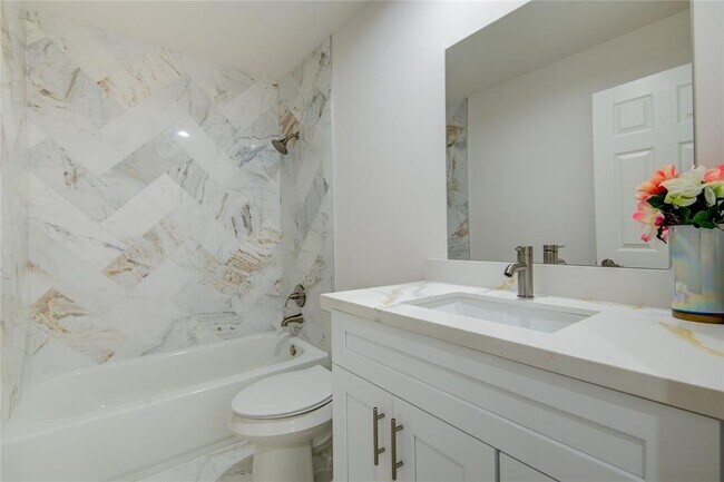 Building Photo - 1810 Oakleaf Cir