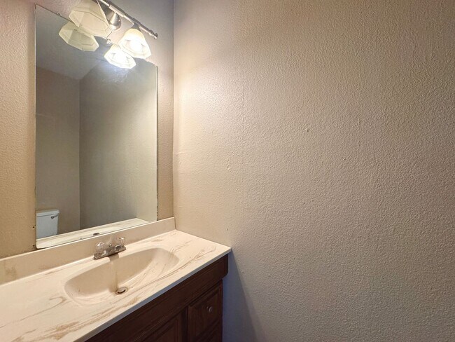 Building Photo - 2/1.5 1400sqft Townhouse with Water, Trash...