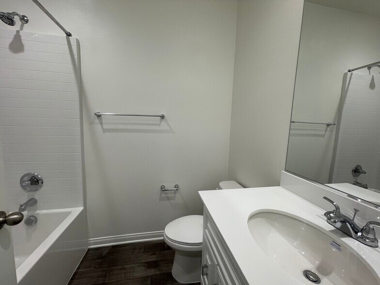 3rd floor full bth - 7566 Channel View St