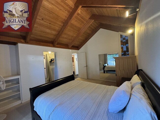 Building Photo - Amazing Furnished 4 bedroom home