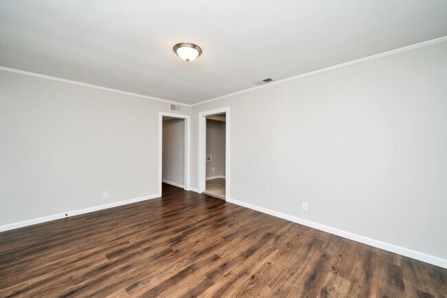 Building Photo - Spacious & Stylish – Fully Renovated 4BR H...