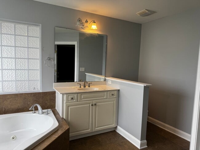 Building Photo - Carolina Pines Home