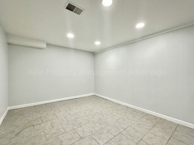 Building Photo - Updated Ranch with Bonus Space & Prime Loc...