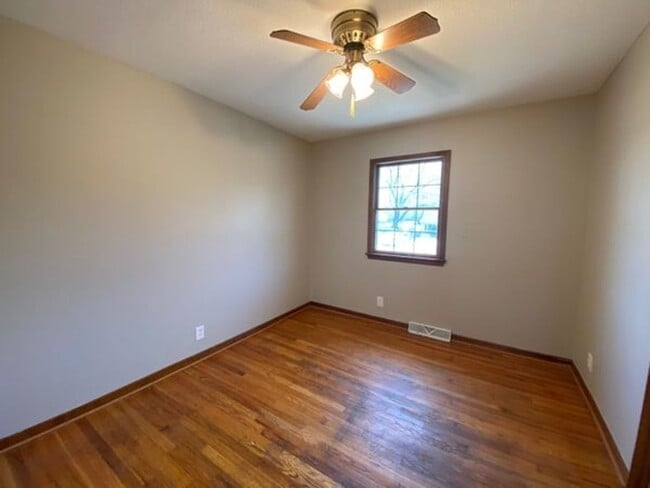 Building Photo - Cute 3 Bedroom with basement