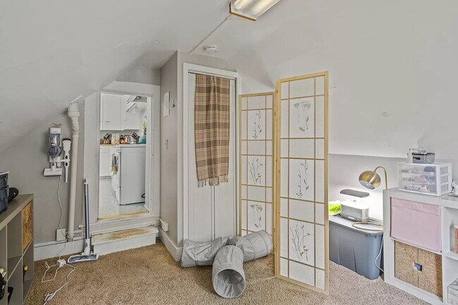 Building Photo - 514 Crescent St NE