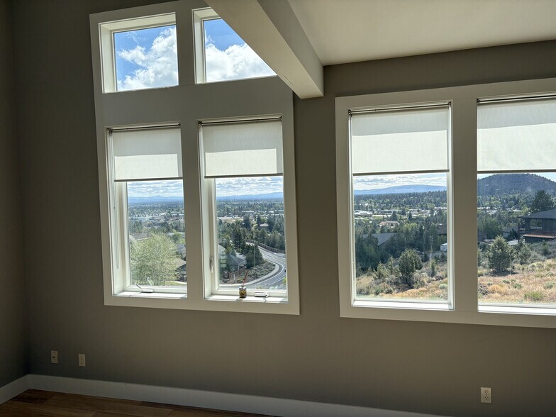 Building Photo - 2572 NW Awbrey Point Cir