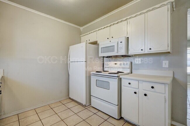 Building Photo - 1616 McGregor Dr