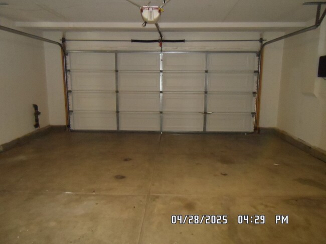 Building Photo - 3 Bedrooms, 2 1/2 Bathrooms, 2 Story, Loft...