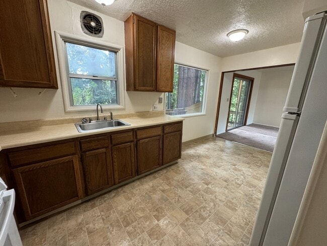 Building Photo - 4 bed/1.5 bath House with large backyard