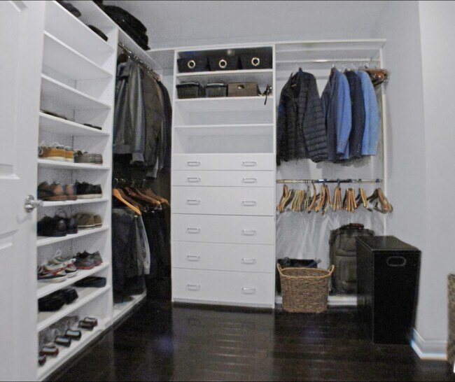 Building Photo - 850 N Croft Ave