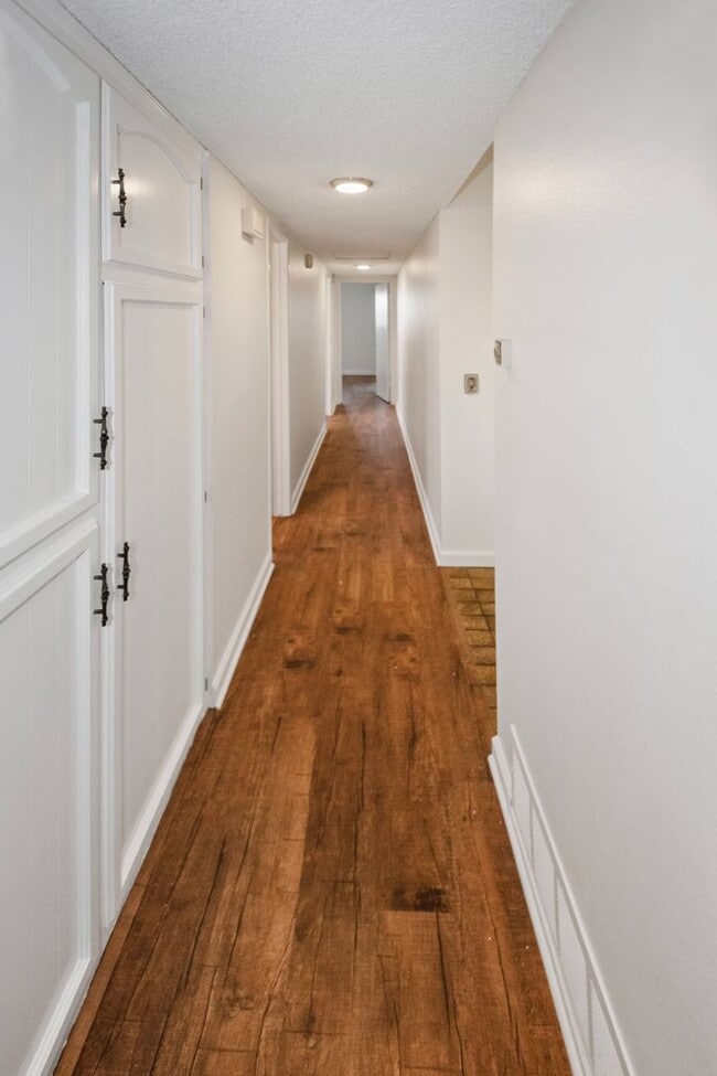 Building Photo - Available Now! Spacious 3BR, 2BA, 1,76sq.ft. 2 car garage.