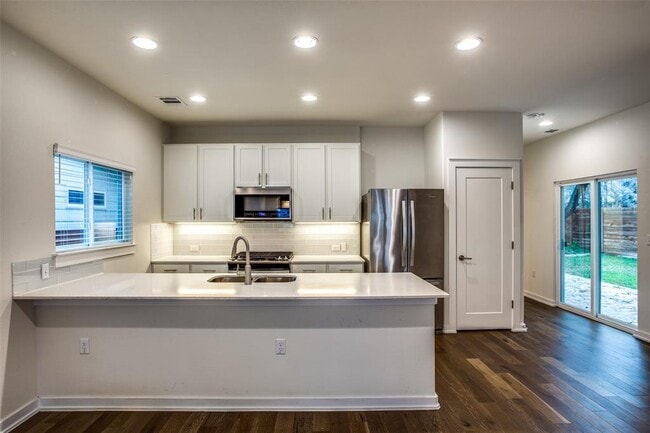 Building Photo - 6800 Menchaca Rd